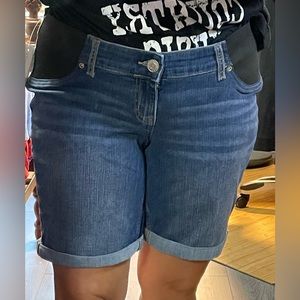 NWT Maternity shorts size 14